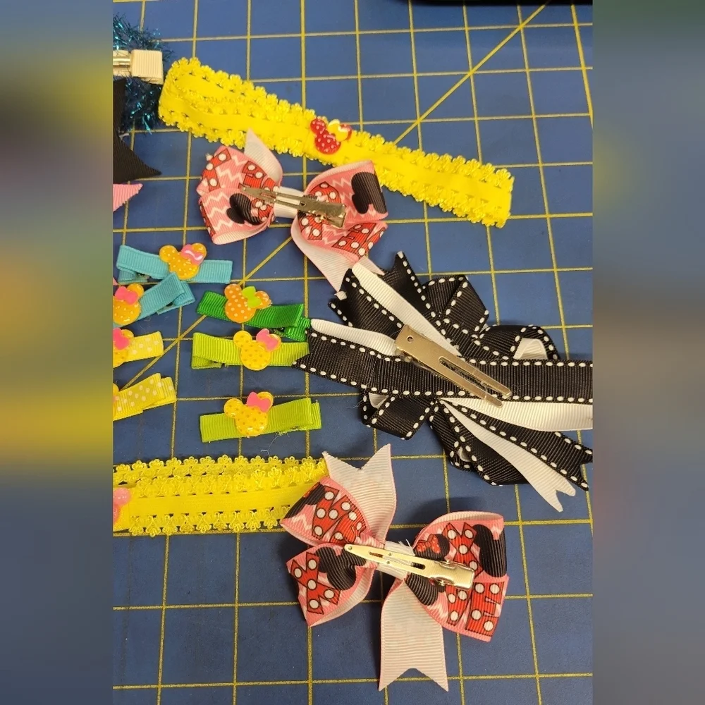Minnie Mouse Disney Lot of 17 Yellow Pink Black Red Pink Green Blue Orange